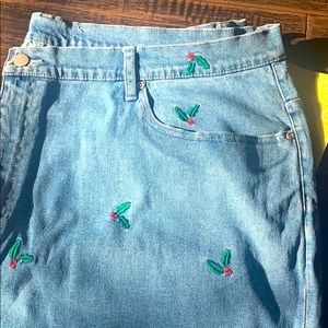 Xmas jeans HOLLY BERRY 🤍28W INSEAM 29”PLUS SIZE